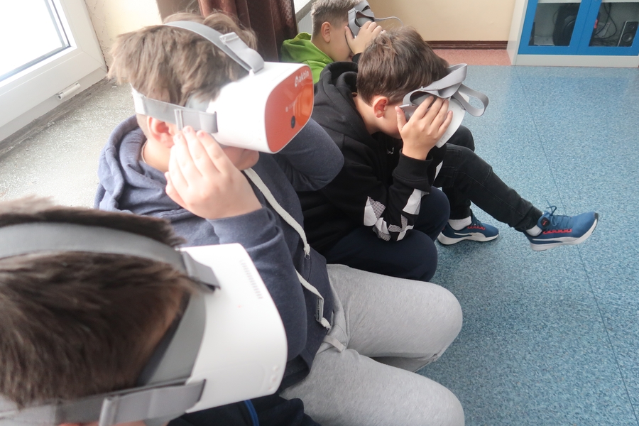 Dzięki okularom VR uczniowie odwiedzili najciekawsze zakątki naszego kraju.