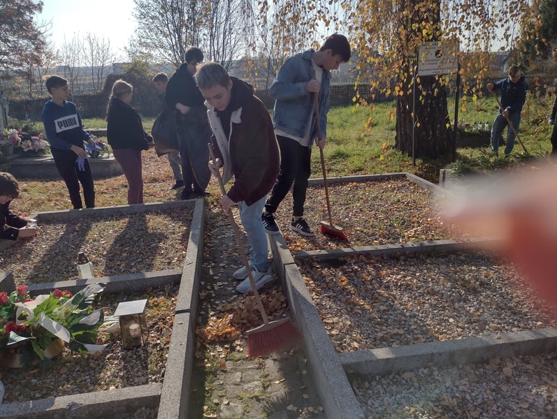 W ramach akcji „Szkoła pamięta” nasi uczniowie wybrali się na cmentarz parafialny w celu upamiętnienia zmarłych bohaterów wojennych i znanych osób w naszej gminie. 