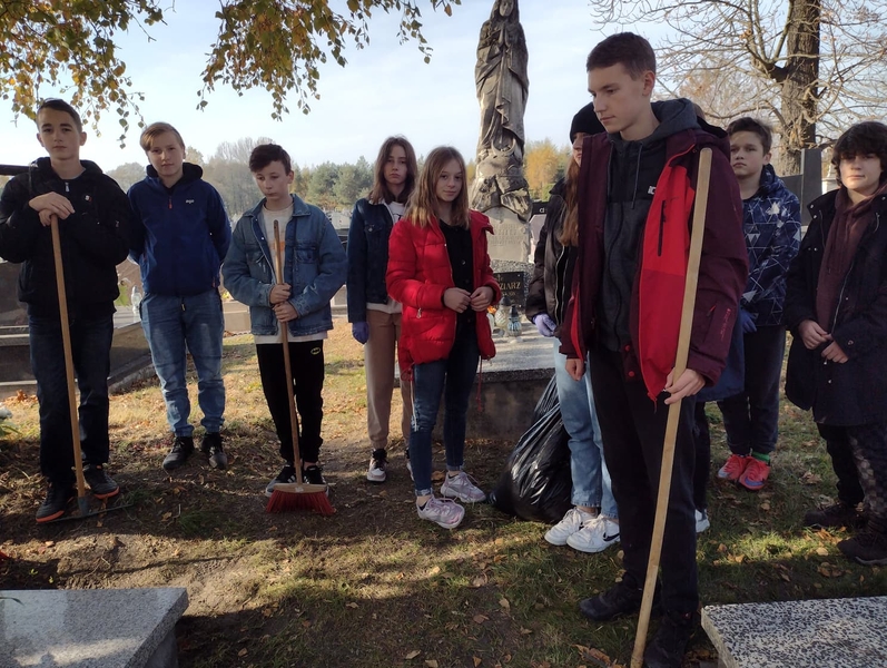 W ramach akcji „Szkoła pamięta” nasi uczniowie wybrali się na cmentarz parafialny w celu upamiętnienia zmarłych bohaterów wojennych i znanych osób w naszej gminie. 