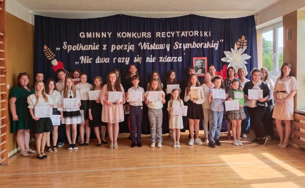 6 czerwca w Szkole Podstawowej w Niegosławicach odbył się Gminny Konkurs Recytatorski „Spotkanie z poezją Wisławy Szymborskiej”. „Nic dwa razy się nie zdarza”.