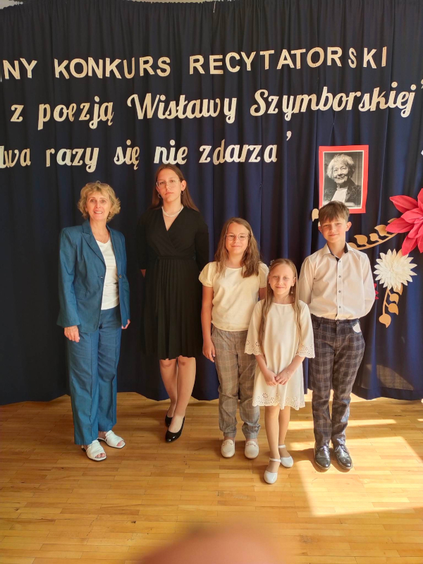 6 czerwca w Szkole Podstawowej w Niegosławicach odbył się Gminny Konkurs Recytatorski „Spotkanie z poezją Wisławy Szymborskiej”. „Nic dwa razy się nie zdarza”.