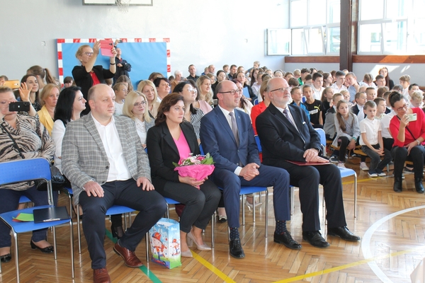 10 października w Samorządowej Szkole Podstawowej w Wodzisławiu-był dniem bardzo uroczystym. W tym dniu uczniowie klasy pierwszej przystąpili do ślubowania i pasowania na ucznia naszej szkoły. 