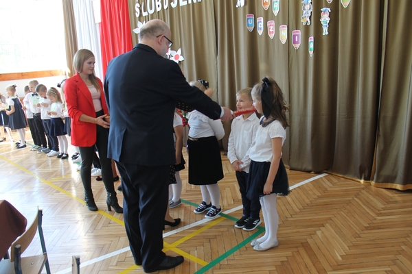 10 października w Samorządowej Szkole Podstawowej w Wodzisławiu-był dniem bardzo uroczystym. W tym dniu uczniowie klasy pierwszej przystąpili do ślubowania i pasowania na ucznia naszej szkoły. 