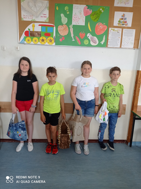 Uczniowie klasy IV zaprojektowali i wykonali wielorazowe torby ekologiczne.