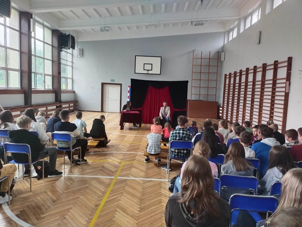 W dniu 19 kwietnia w ramach Świętokrzyskich Dni Profilaktyki, w naszej szkole gościliśmy krakowski teatr profilaktyczny „Kurtyna”