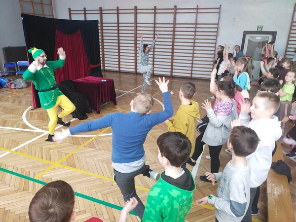 W dniu 19 kwietnia w ramach Świętokrzyskich Dni Profilaktyki, w naszej szkole gościliśmy krakowski teatr profilaktyczny „Kurtyna”