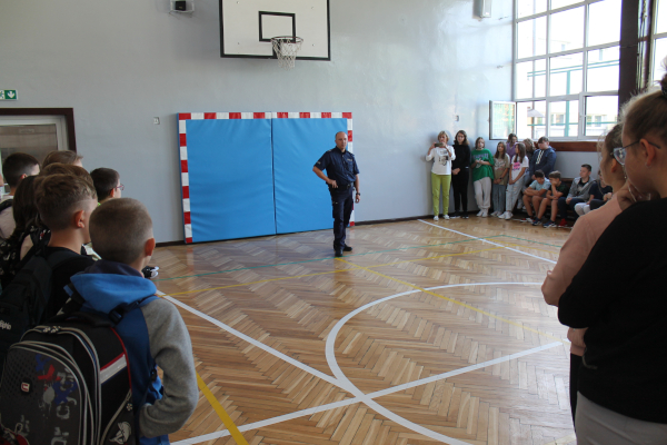 Dzielnicowy p. Grzegorz Knapik przypomniał wszystkim uczniom o podstawowych zasadach zachowani i bezpieczeństwa na terenie szkoły, w drodze do i ze szkoły, oraz o konsekwencjach zachowań w różnych sytuacjach. 