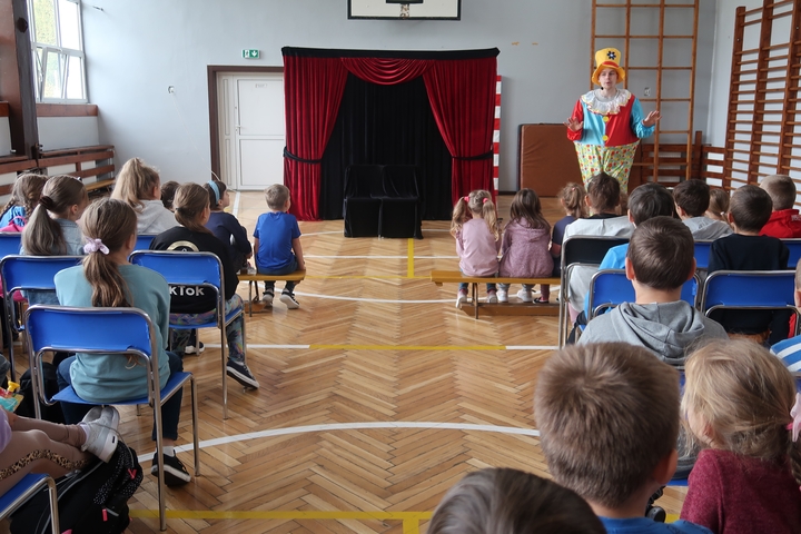 21 października uczniowie naszej szkoły uczestniczyli w profilaktycznych spektaklach teatralnych –przygotowanych przez aktorów z teatru „Kurtyna” z Krakowa.