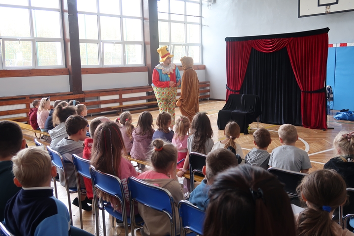 21 października uczniowie naszej szkoły uczestniczyli w profilaktycznych spektaklach teatralnych –przygotowanych przez aktorów z teatru „Kurtyna” z Krakowa.