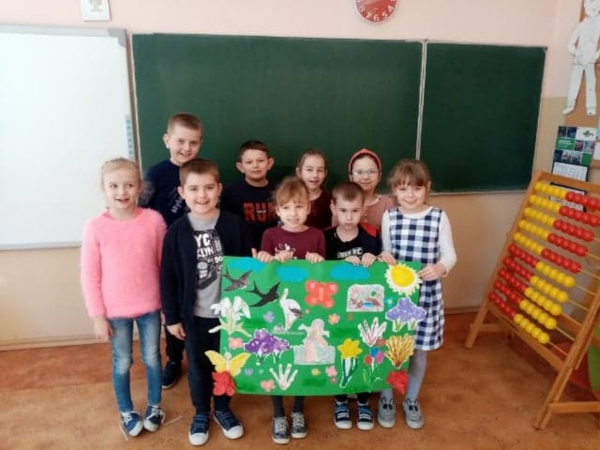 W naszej szkole również staraliśmy się kolorowo i radośnie powitać pierwszy Dzień Wiosny-uczniowie założyli kolorowe ubrania, a klasy młodsze wykonały wspólnie wiosenne plakaty.