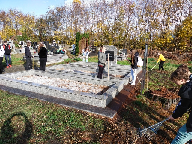 W ramach projektu „Szkoła pamięta”- uczniowie ze Szkolnego Koła Wolontariatu, posprzątali i zaświecili znicze na grobach 