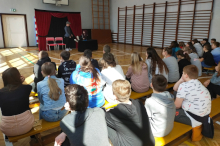 W szkole gościliśmy Aktorów z Teatru KURTYNA z Krakowa. Dzieci i młodzież obejrzały dwa spektakle „Mapa skarbów” i „Nowy Trend”. 