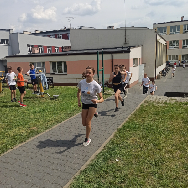 11 maja na trasach biegowych wyznaczonych wokół boisk szkolnych odbyły się Mistrzostwa Szkoły w Biegach Przełajowych